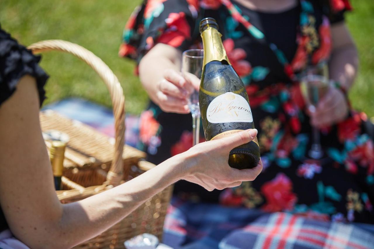 Balgownie Estate Yarra Valley Yarra Glen Exterior photo A bottle of champagne